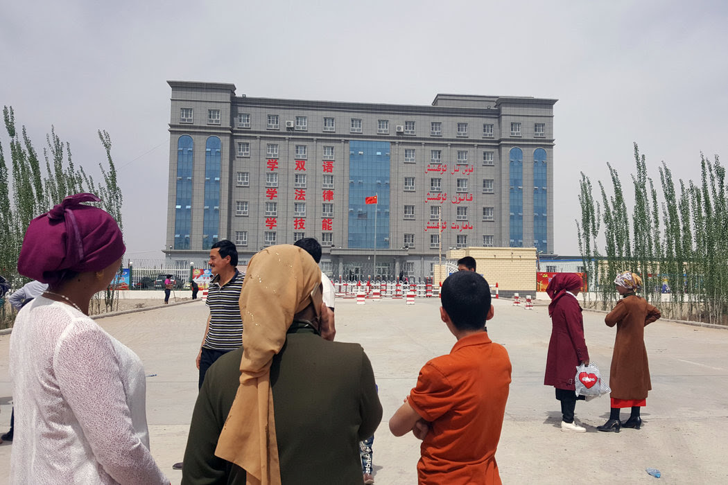大門前的一塊牌子顯示這裡是一座“教育轉化中心”。它是自毛澤東時代以來最為廣泛的拘禁營項目的一部分。