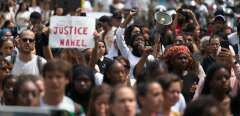 Manifestation suite au deces de Nahel a Nanterre.
Apres Nanterre, la colere a gagne mercredi soir toute l'ile-de-France.
Emmanuel Macron a denonce plus tôt dans la journee  des scenes de violences  qui sont "  injustifiables " , apres une nouvelle nuit d'embrasement des quartiers populaires. Les manifestants demandent "justice pour Nahel"
Demonstration follows the death of Nahel in Nanterre.
After Nanterre, anger won the whole of Ile-de-France on Wednesday evening.
Emmanuel Macron denounced earlier in the day "scenes of violence" which are "unjustifiable", after another night of fire in working-class neighborhoods.//ZEPPELINNETWORK_Sipa.11000/Credit:CARON/ZEPPELIN/SIPA/2306291646