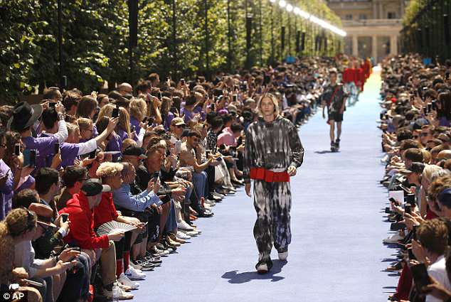 Comportamento do modelo: modelos usam criaÃ§Ãµes como parte da apresentaÃ§Ã£o SS19 da Louis Vuitton para homens