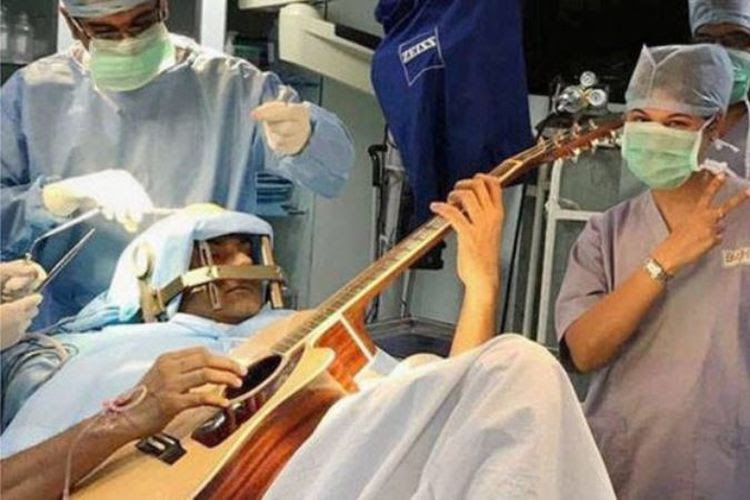 Indah.com: Ahli Muzik Bermain Gitar Sambil Jalani 