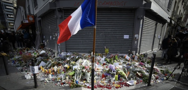 Le drapeau français devant le restaurant Le Petit Cambodge, le 16 novembre, lors de la minute de silence en hommage aux victimes des attentats de Paris