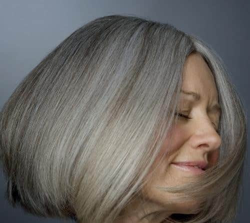 Elle est également la seule à proposer un changement de teinte, comme le passage du blond au brun. Cheveux Gris Cheveux Blancs On Les Garde Ou Pas