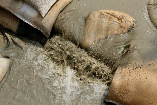 Kesan itu menyebabkan perubahan kualiti air dan pengumpulan bahan berbahaya juga membawa kepada kematian organisma laut. Pencemaran Sungai Ubah Sikap Melalui Kempen Kesedaran