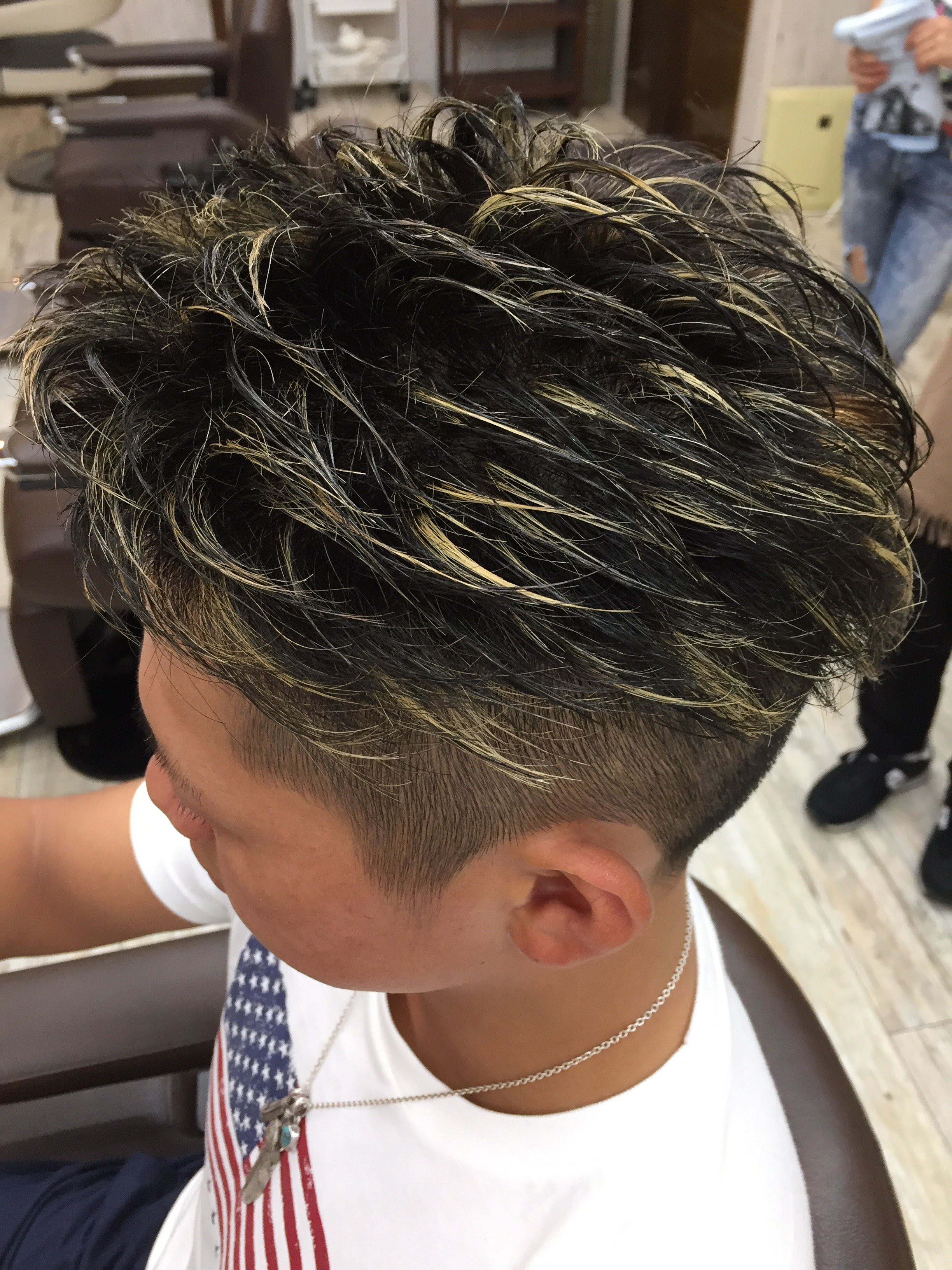 綺麗なメンズ メッシュ パーマ 無料のヘアスタイル画像