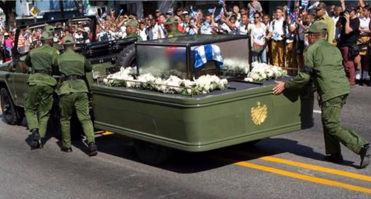 Carro que transportaba los restos de Fidel Castro tuvo que ser empujado al sufrir un desperfecto 