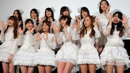 AKB48 - Den japanske popgruppen AKB48 er en av de største suksessene i japansk popindustri. Nå er to av jentene innlagt på sykehus etter å ha blitt angrepet under en opptreden. - Foto: Itsuo Inouye / Ap