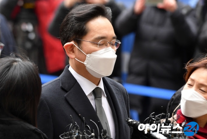 정부의 배려를 다시 한 번 더 청원 드립니다.] 이 같은 흐름을 볼 때, 오는 8·15 광복절 특별사면. ì´ˆì  ê²½ì œ 5ë‹¨ì²´ë„ ë‚˜ì„  ì´ìž¬ìš© ì‚¬ë©´ ì‹¤í˜„ ê°€ëŠ¥ì„±ì€