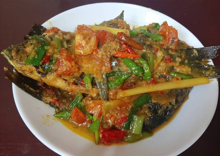 Ikan Mas Bumbu Balado / Resep Ikan Pesmol Cianjur Asli