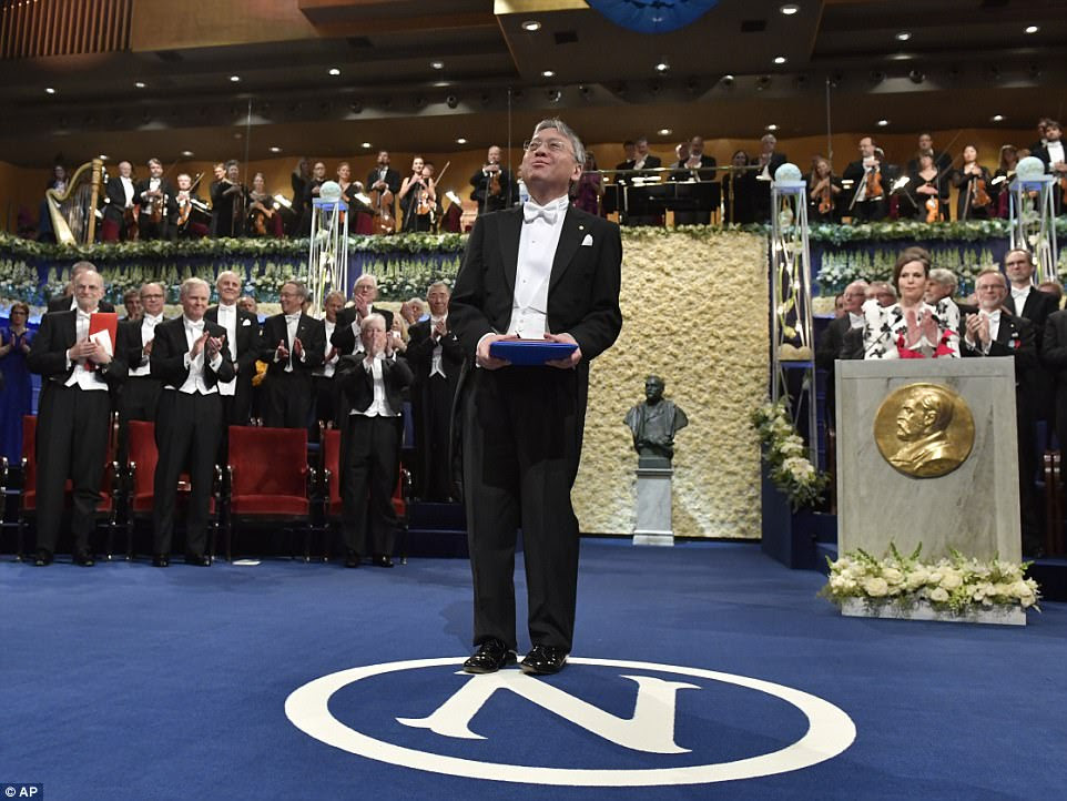 A cerimônia da noite em Estocolmo viu o Laureado na Literatura Kazuo Ishiguro chegar ao palco depois de receber o prêmio do rei Carl Gustaf da Suécia d