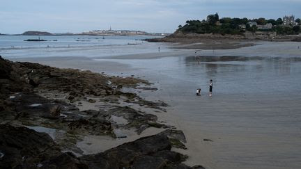 Bretagne : un rugbyman de l'équipe militaire britannique retrouvé mort sur des rochers