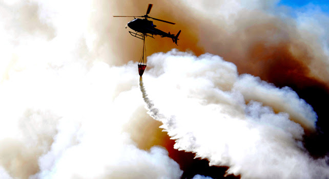 Un helicóptero del gobierno chileno combate un incendio de Valparaíso.