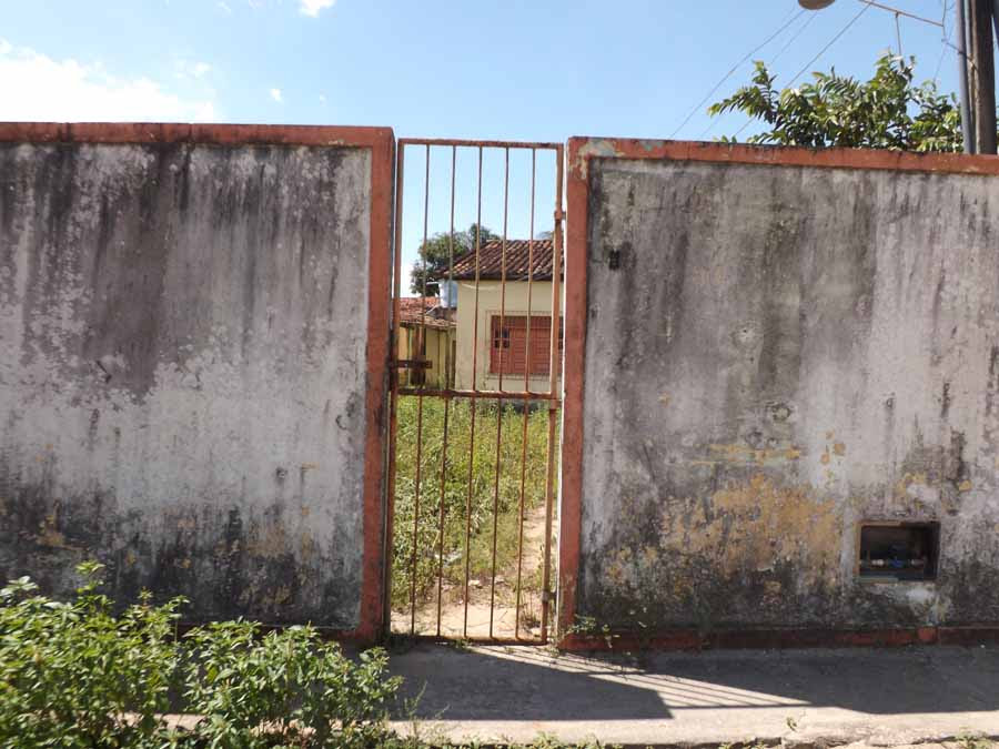 Casa de passagem de Conceição do Jacuípe abandonada e tomada pelo mato