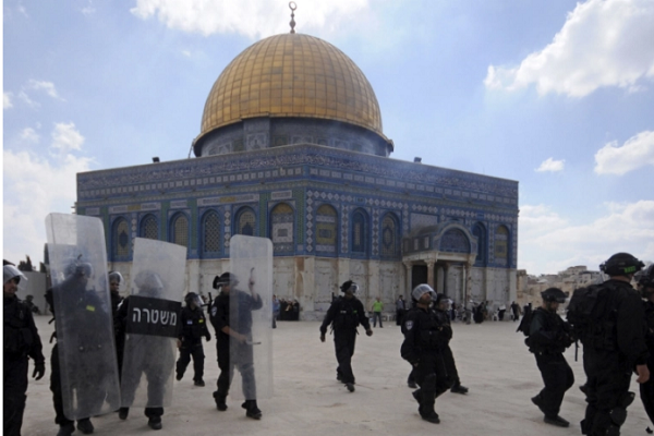 A project of the palestine information. Palestinian Worshipers Attacked By Zionist Forces At Al Aqsa Mosque