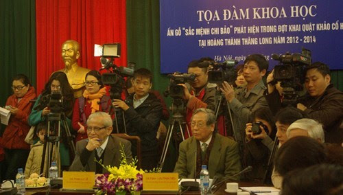 Sắc mệnh chi bảo, hoàng đế tôn thân chi bảo, khâm văn chi tỷ, duệ vũ chi tỷ, trị lịch minh thời chi bảo. Tranh Cai Quanh áº¥n Sáº¯c Má»‡nh Chi Báº£o