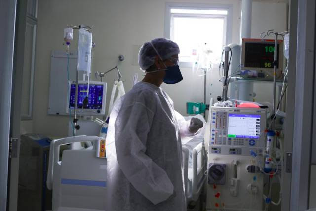 Brasil vive mês mais letal da pandemia, com piora no atendimento de pacientes