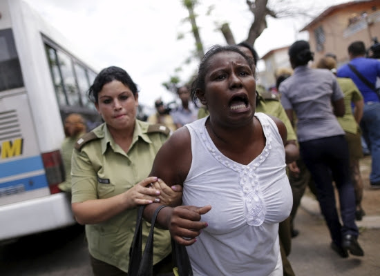 Dama de Blanco es arrestada el día en que Barack Obama, presidente de los EE.UU. llegó a Cuba, en marzo de 2016. La organización de mujeres opositoras ha sido una de las más golpeadas por la represión (Foto: Reuters)