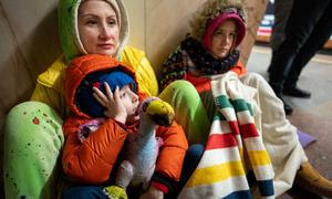 Una madre y sus dos hijos se refugian de los bombardeos en una estación de metro de Kyiv en enero de 2024.