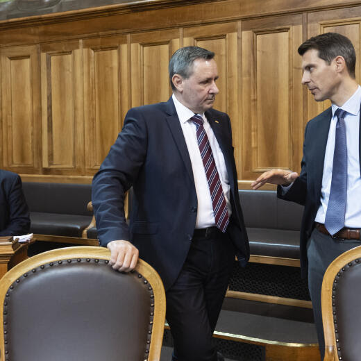 Thierry Burkart, FDP-AG, rechts, diskutiert mit Werner Salzmann, SVP-BE, neben Philippe Bauer, FDP-NE, zu Beginn der Fruehlingssession der Eidgenoessischen Raete, am Montag, 27. Februar 2023, in Bern. (KEYSTONE/Peter Klaunzer)