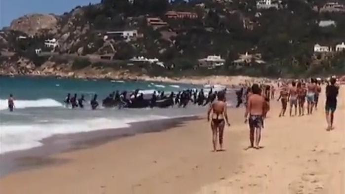 VIDEO. Espagne : un bateau de migrants accoste sur une plage bondée de touristes