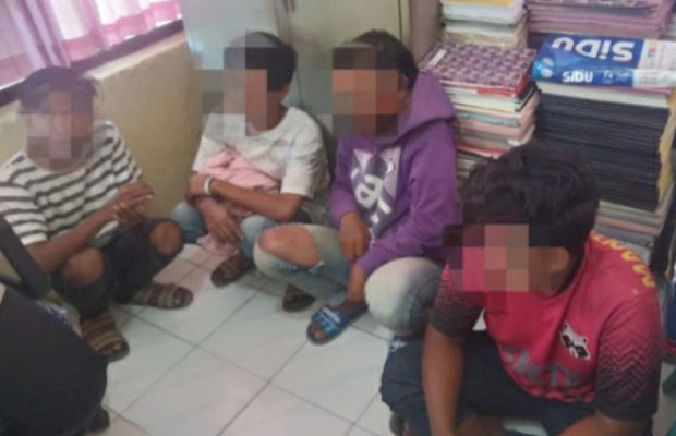 Gadis 16 tahun di gilir 17 pria di hulu sungai utara kalimantan selatan !! Tak Tahan Digilir Enam Pria Sekaligus Di Kamar Kos Gadis 19 Tahun Di Sumenep Shock Memo Online