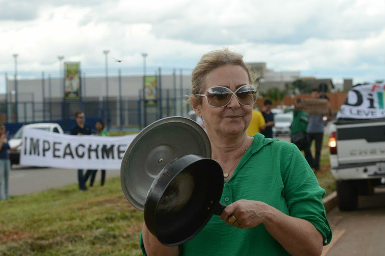 Pesquisa revela que 45% dos brasileiros se identificam, ideologicamente, com a centro-direita e a direita