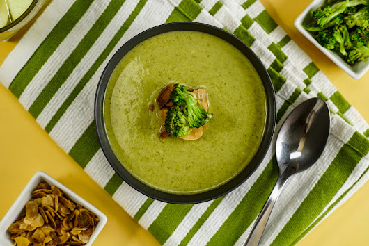 Крем-суп из брокколи с миндалем