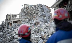 Un perro de rescate busca supervivientes del terremoto en la ciudad de Antakya, en Turquía..