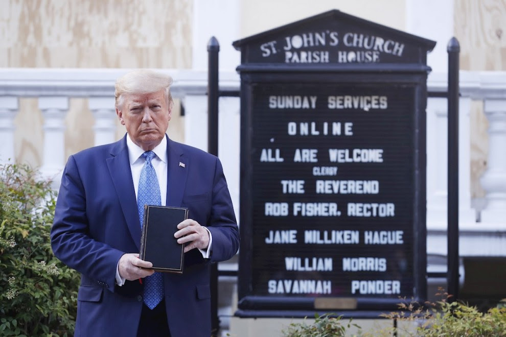 Donald Trump posa con una biblia fuera de la Iglesia Episcopal de San Juan. La Obispo de Washigton ha declarado que no se le informó: "Sosteniendo una Biblia, una que declara que Dios es amor, cuando todo lo que ha dicho y hecho ha sido para encender la v