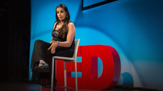 “Eu tenho paralisia cerebral. Eu tremo o tempo todo”, Maysoon Zayid abre-se no início desta palestra emocionante e hilária.