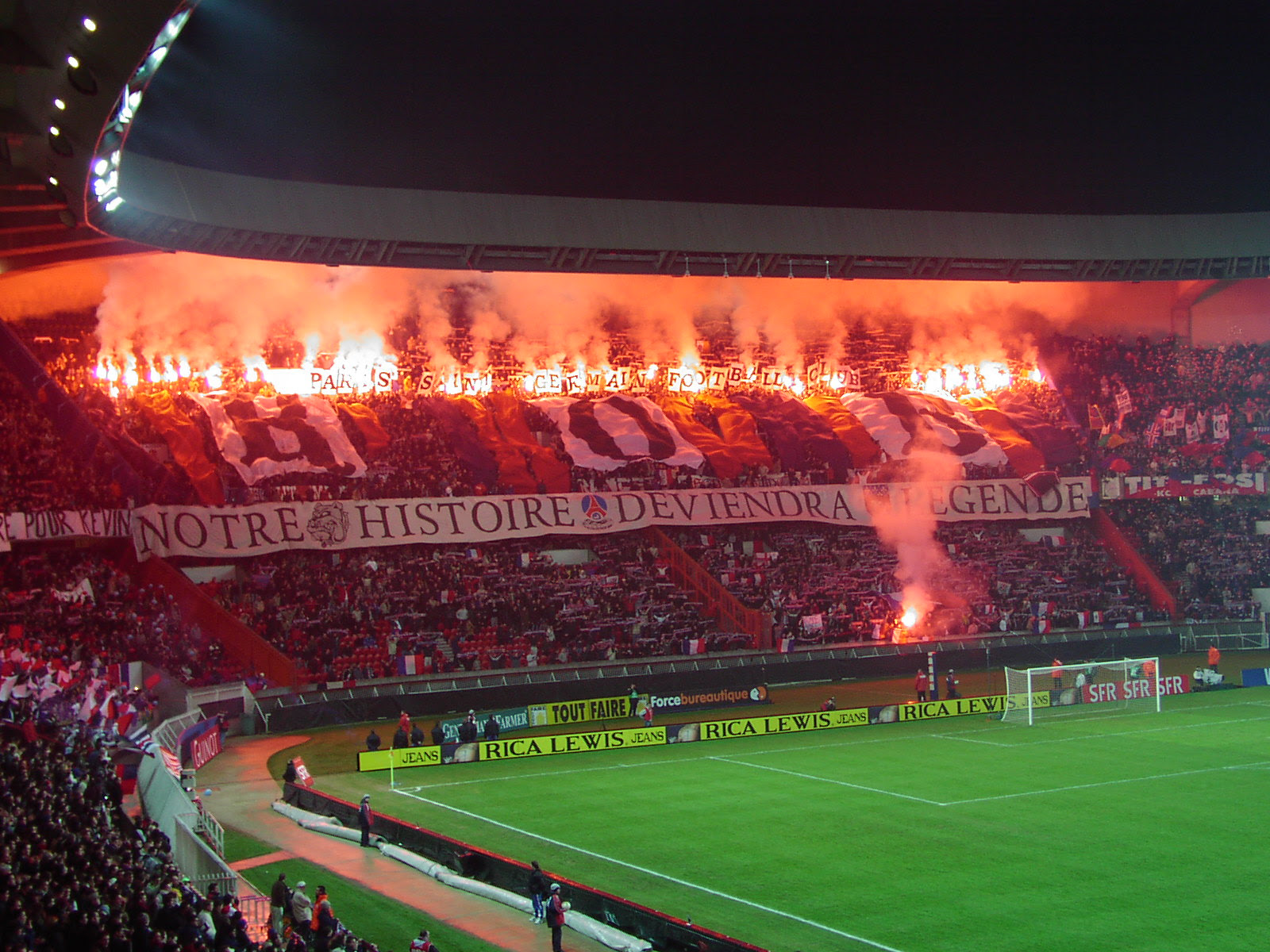 C'est à se demander vu le tifo géant déployés au niveau de la tribune auteuil par les supporters lors du classico, qui s'est déroulé le dimanche 25. Psg Club New York Trips To The Parc Des Princes