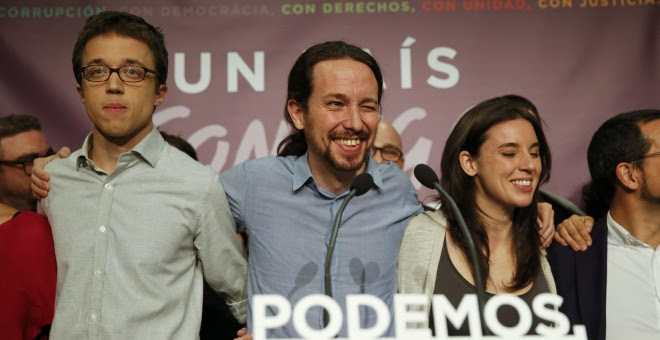 Pablo Iglesias, líder de Podemos, manda un guiño al público tras conocerse los resultados de las elecciones./ REUTERS/Andrea Comas