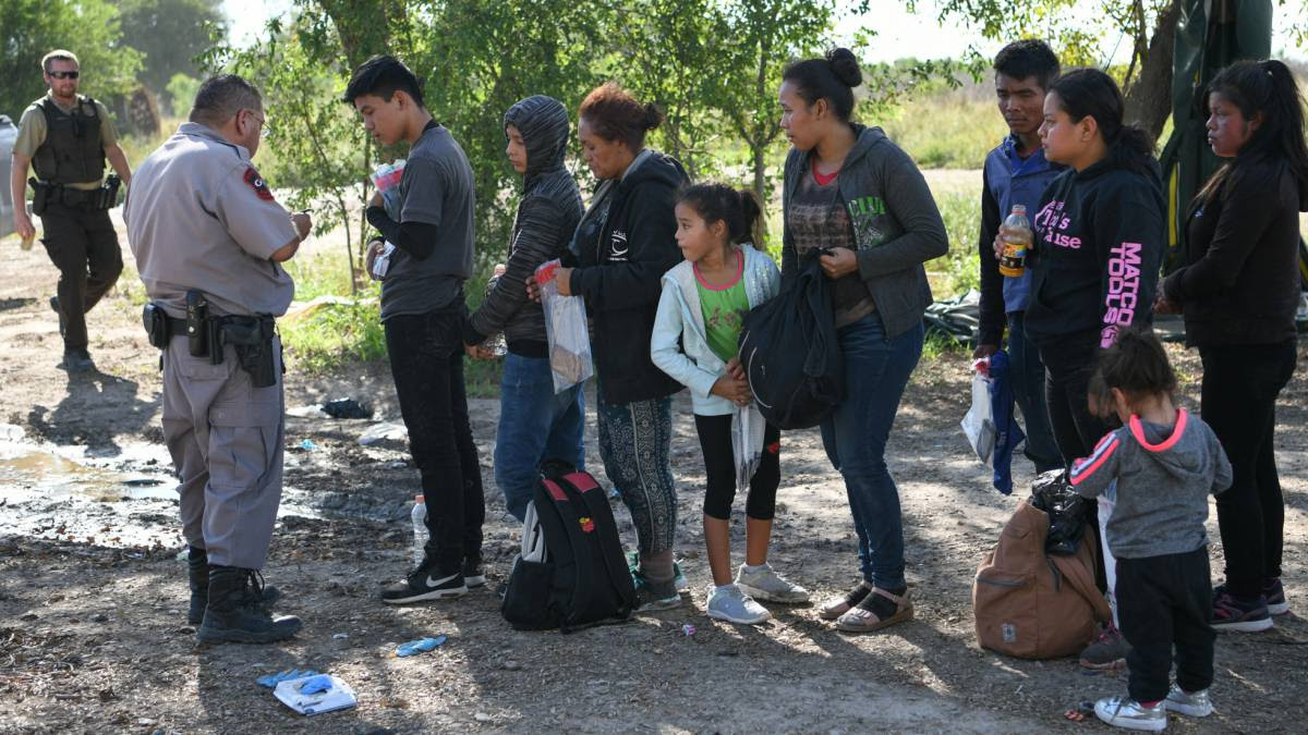 US pára em um ano para quase um milhão de imigrantes na fronteira com o México