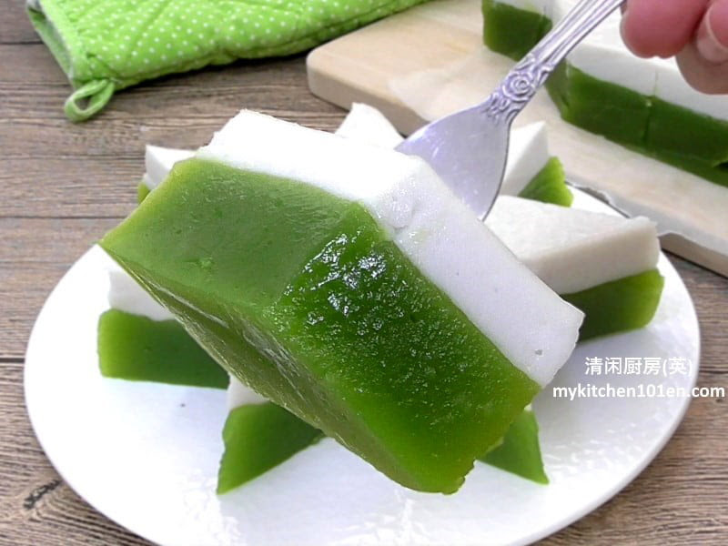 The top white layer is made with coconut milk, it is soft and slightly salty. Kuih Talam Pandan Pandan Tray Cake Mykitchen101en Com