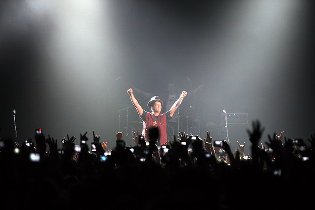 Bruno mars singing locked out of heaven in 24k magic world tour 2018 in malaysia. Bruno Mars Live In Malaysia Pwtc April 2011 Pictures From The Concert Rebecca Saw