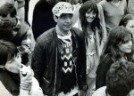 Sourire chipé, casquette aussi !