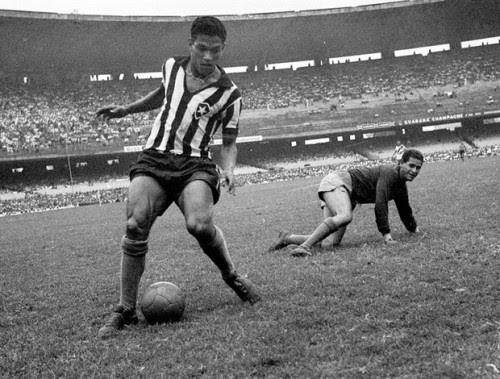 A distrofia física de Garrincha o diferenciava não só dos demais garotos, mas também fez com o que o futuro jogador criasse um dom com a perna direita