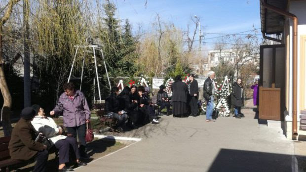 I suoi genitori erano ion ed eugenia manole. Inmormantarea Mamei MÄƒdÄƒlinei Manole Eugenia Manole Nu Poate Fi InmormantatÄƒ IncÄƒ Familia Nu A Depus Actele Pentru Inhumare Libertatea