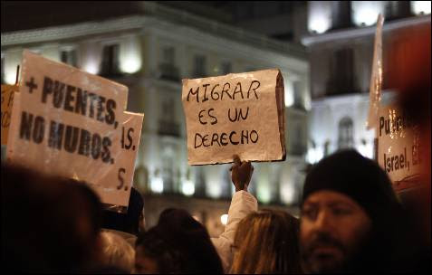 Cientos de personas se concentran en la Puerta de Sol en homenaje a los migrantes muertos en Ceuta.