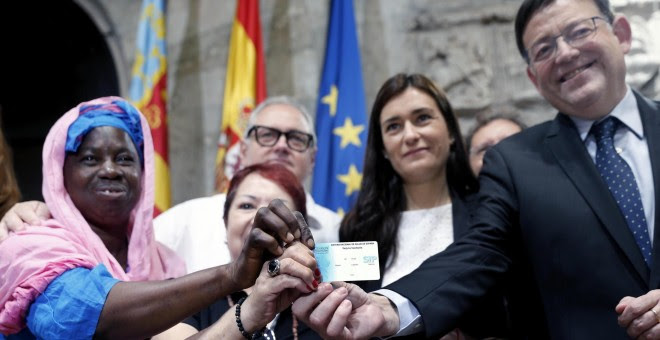 El president de la Generalitat, Ximo Puig (d) y la consellera de Sanidad, Carmen Montón, muestran una de las tarjetas sanitarias tras la presentación del Plan de Universalización de la Sanidad en la Comunitat Valenciana. -EFE/ Juan Caros Cárdenas