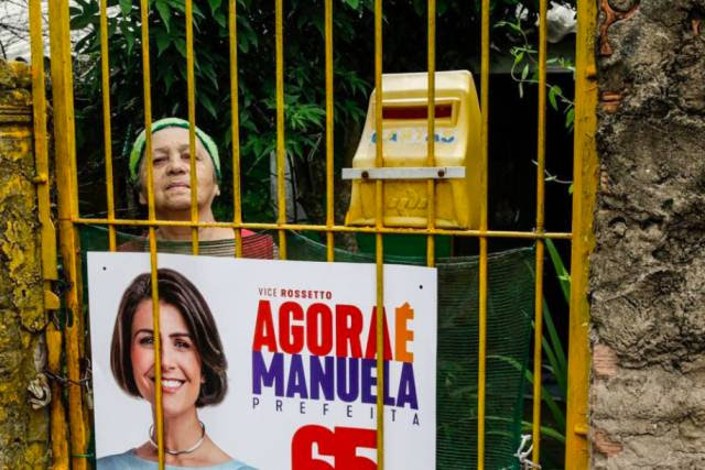 Em Porto Alegre, Manuela enfrenta antipetismo para tentar superar Melo