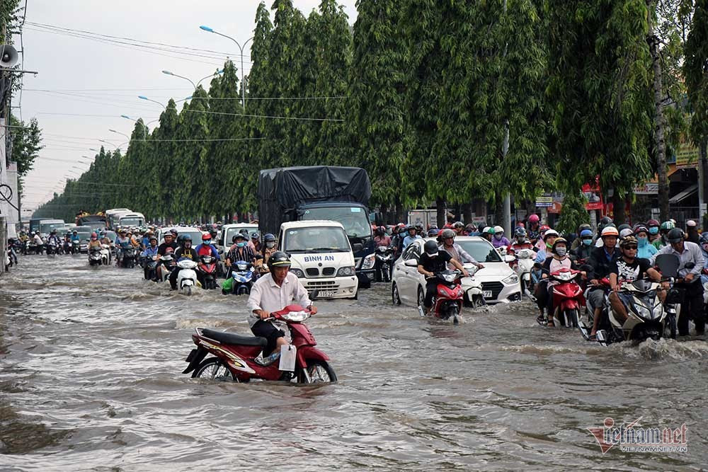 Cả dòng người cưỡi xe máy vượt biển nước Cần Thơ