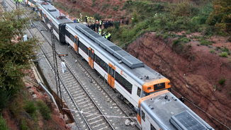 Membres dels equips d'emergències, aquest dimarts al costat del tren descarrilat a Vacarisses (ACN)