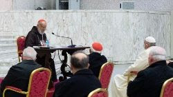 O Papa e os membros da Cúria Romana durante a pregação do frei Cantalamessa