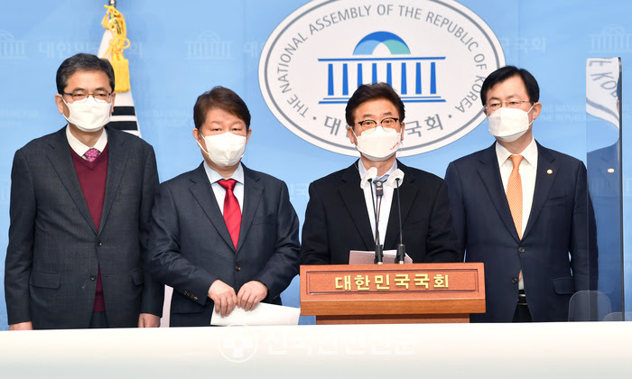 권영진 대구시장은 2일 문재인 대통령에게 대통령의 긴급명령권21을 발동해서라도 병상 3,000개를 구해달라고 했다가 # 결국 3일 오전 대구광역시청 영상회의실에서 화상회의로 진행된 국무회의에서. ì „êµ­ì•ˆì „ì‹ ë¬¸ ì´ì² ìš° ë„ì§€ì‚¬ ê¶Œì˜ì§„ ì‹œìž¥ ëŒ€êµ¬ê²½ë¶ì‹ ê³µí•­ íŠ¹ë³„ë²• ì‹ ì†í•œ ì œì • ê°•ë ¥ ì´‰êµ¬