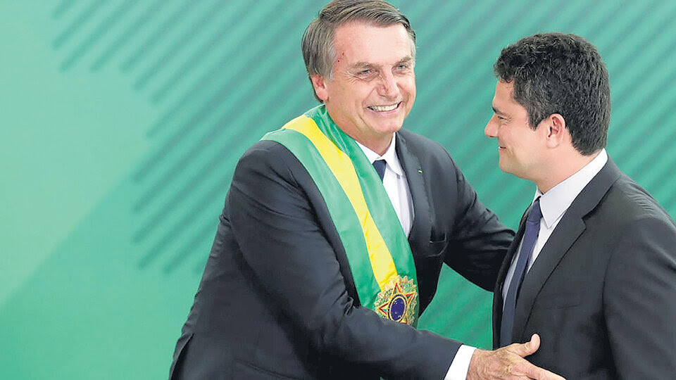 El presidente Jair Bolsonaro y su ministro y ex juez Sergio Moro.