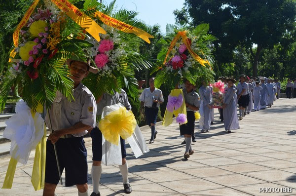  Các Vòng hoa được Gia Đình Phật tử đưa về dâng Giác Linh Đài