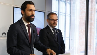 El president del Parlament, Roger Torrent, i el vicepresident primer de la cambra, Josep Costa, aquest matí durant la compareixença davant la premsa (ACN)