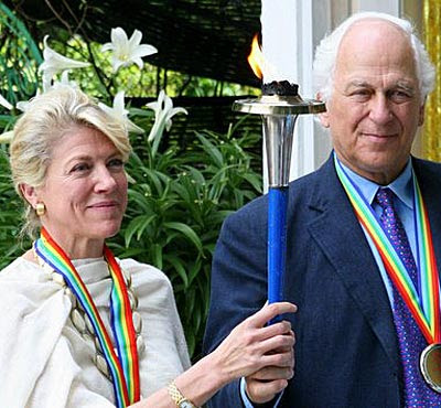 Beneficencia (es) el términu filantropía designa, polo xeneral, l'amor pola especie humana y a tou lo qu'a la humanidá respecta, espresada na ayuda desinteresada a los demás. Lady Lynn E Sir Evelyn De Rothschild World Harmony Run