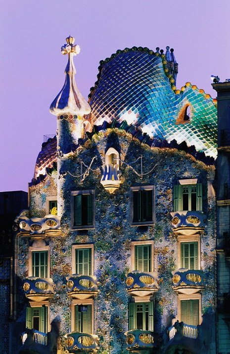 http://udivitelno.com/images/7/shedevr-gaudi-dom-balo/24-%D0%94%D0%BE%D0%BC%20%D0%91%D0%B0%D0%BB%D1%8C%D0%BE%20%D0%B2%20%D0%91%D0%B0%D1%80%D1%81%D0%B5%D0%BB%D0%BE%D0%BD%D0%B5%20%D0%B2%20%D0%B2%D0%B5%D1%87%D0%B5%D1%80%D0%BD%D0%B5%D0%B5%20%D0%B2%D1%80%D0%B5%D0%BC%D1%8F.%20%D0%A2%D0%B2%D0%BE%D1%80%D0%B5%D0%BD%D0%B8%D0%B5%20%D0%93%D0%B0%D1%83%D0%B4%D0%B8.jpg