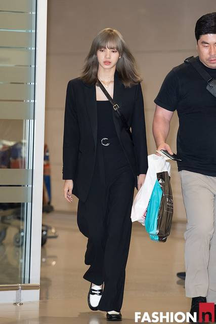 ファッショントレンド ロイヤリティフリースーツ 似合う 女性